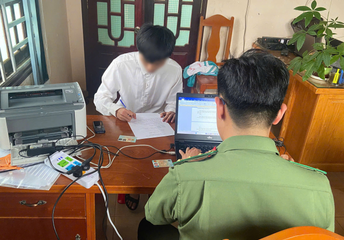 Nam sinh (áo trắng) tường trình sự việc. Ảnh: Lê Tiến