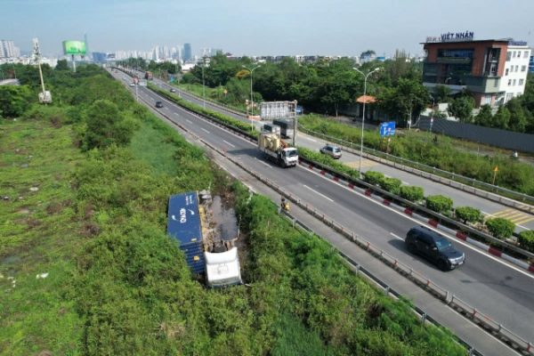 Xe container gặp nạn trên đường dẫn cao tốc TP HCM – Long Thành