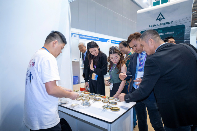 Trao đổi giữa khách tham quan và nhà trưng bày tại các gian hàng năm 2024. Ảnh: Mice Eims