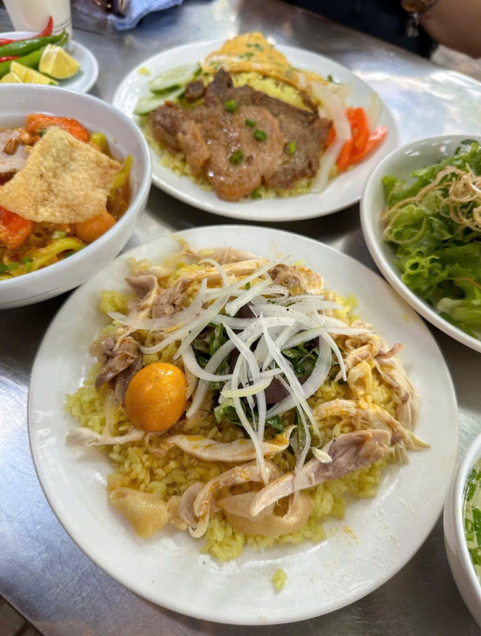 Cơm gà tại quán Giếng Đình. Ảnh: Rin Nguyễn