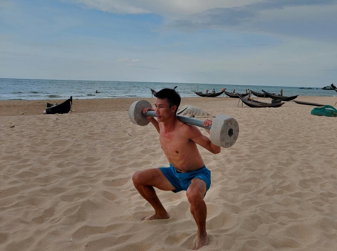 Trọng Phú thực hiện một bài tập trên cát. Ảnh: NVCC