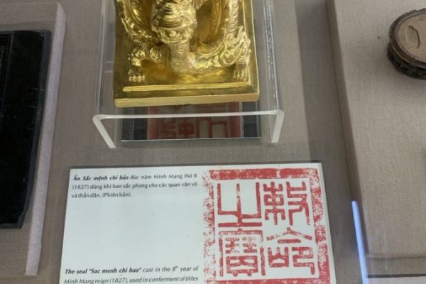 Vụ ngai vàng bị bẻ gãy: Công bằng cho bảo vệ bị thôi việc?