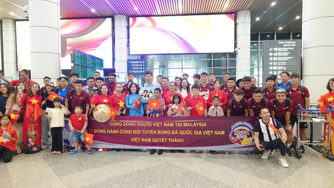 Kiều bào Việt Nam tại Malaysia đón cháo đội tuyển Việt Nam trưa 6/6 ở sân bay Kuala Lumpur. Ảnh: VFF