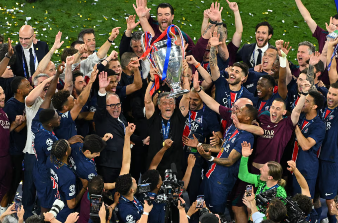 HLV Luis Enrique nâng Cup sau khi cùng PSG thắng Inter 5-0 ở chung kết Champions League trên sân Allianz, Munich, Đức ngày 31/5. Ảnh: Reuters
