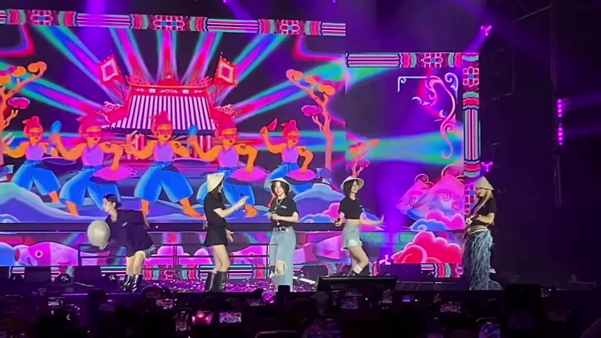 EXID nhảy "See tình" cùng fan Việt