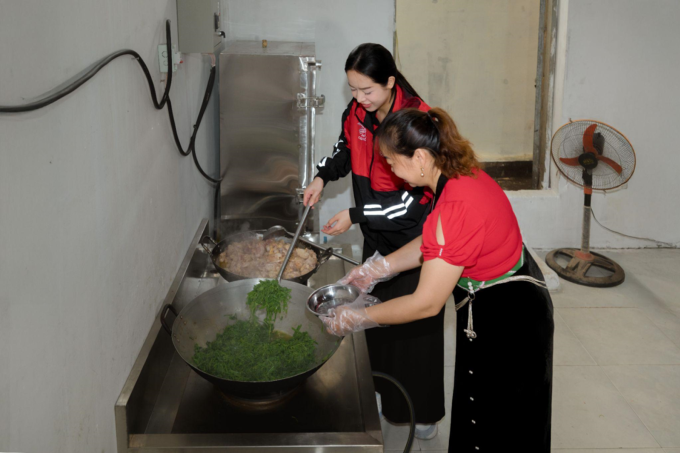 Hoa hậu Thanh Thủy cùng vào bếp với giáo viên điểm trường Nậm Chim 1 để chuẩn bị bữa ăn cho các em học sinh tại bếp ăn mới được cải tạo. Ảnh: 247Express