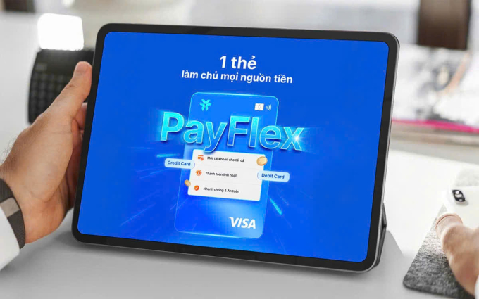 Khách hàng tham khảo các tính năng của PayFlex. Ảnh: VIB