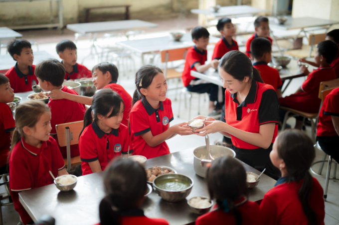 Công trình bếp ăn mới giúp các em học sinh có những bữa cơm ngon. Ảnh: 247Express