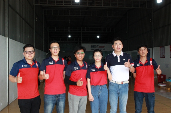 Quỳnh Như và anh Huy (bên trái) - đồng sáng lập bưu cục Kiến Tường chụp ảnh cùng Tổng Giám Đốc BEST Inc. Việt Nam Gavin Lu (áo trắng). Ảnh: BEST Express