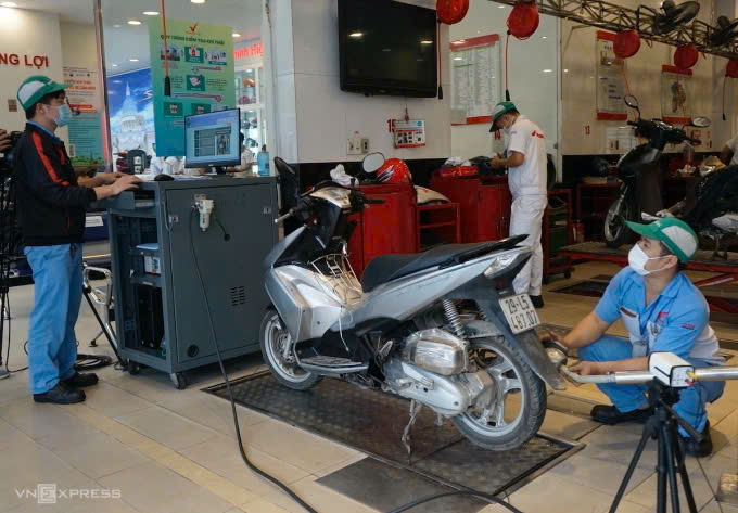 Kiểm tra khí thải xe máy tại một cửa hàng ở Hà Nội. Ảnh: Gia Chính