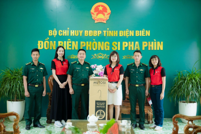 Đoàn thiện nguyện đến thăm, trao tặng quà các cán bộ, chiến sĩ biên phòng ở đồn Si Pha Phìn. Ảnh: 247Express