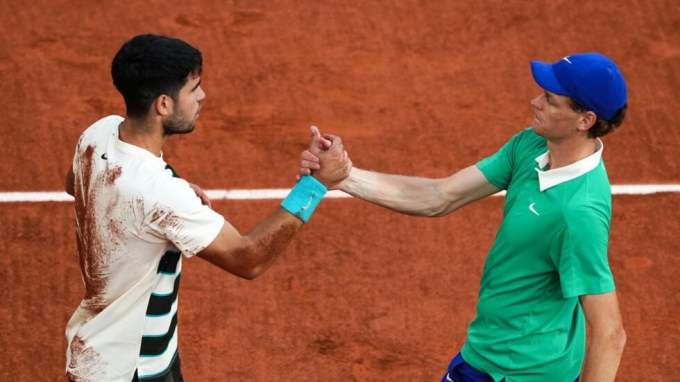 Alcaraz (trái) và Sinner bắt tay sau chung kết Roland Garros 2025. Ảnh: Reuters