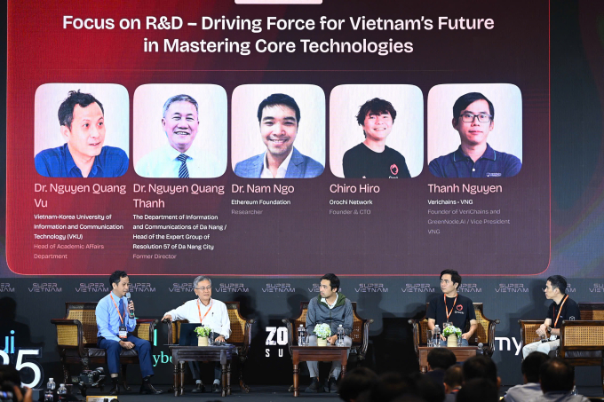 Các chuyên gia thảo luận tại phiên chuyên đề Tập trung vào R&D - Động lực cho tương lai công nghệ Việt Nam. Ảnh: Giang Huy