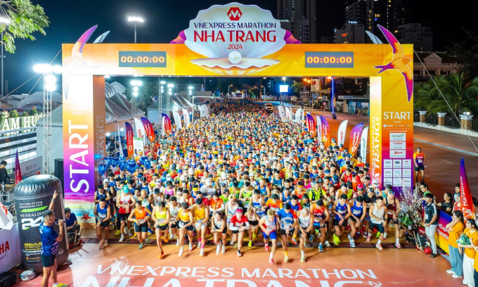 Runner tại vạch xuất phát cự ly 21km năm ngoái. Ảnh: VM