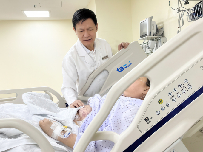 Bác sĩ Nguyên điều trị cho bệnh nhân tại khoa Hồi sức Nội tim mạch. Ảnh: Hạ Vũ