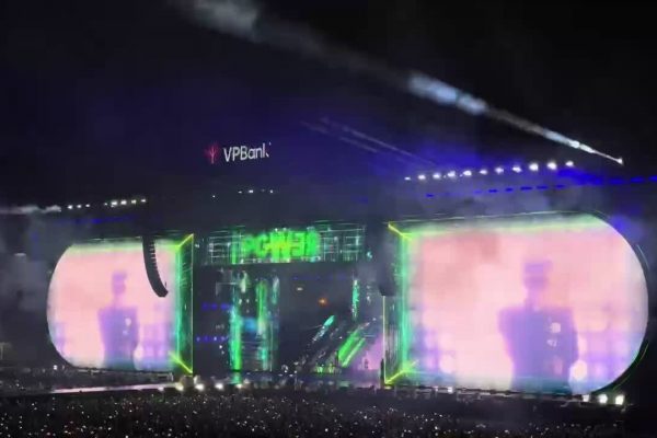 G-Dragon “cháy” hết mình cùng fan Hà Nội dưới mưa