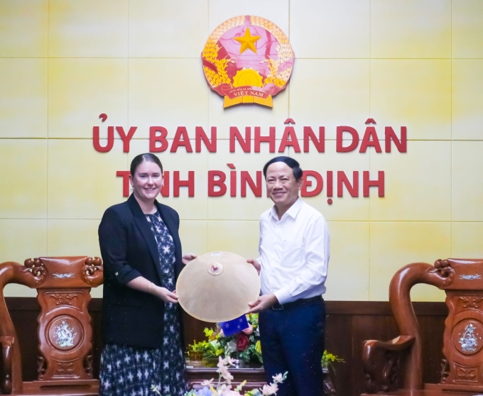 Chủ tịch UBND tỉnh Phạm Anh Tuấn tặng quà lưu niệm cho bà Rebecca Wood, Phó đại sứ New Zealand tại Việt Nam.