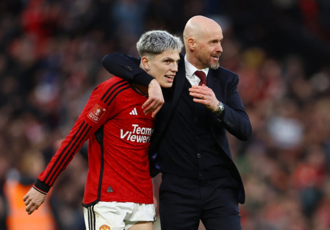 HLV Ten Hag và Garnacho ăn mừng cùng nhau sau khi đánh bại Liverpool ở tứ kết FA Cup trên sân Old Trafford ngày 17/3/2024. Hai thầy trò có thể tái hợp tại Leverkusen. Ảnh: Reuters
