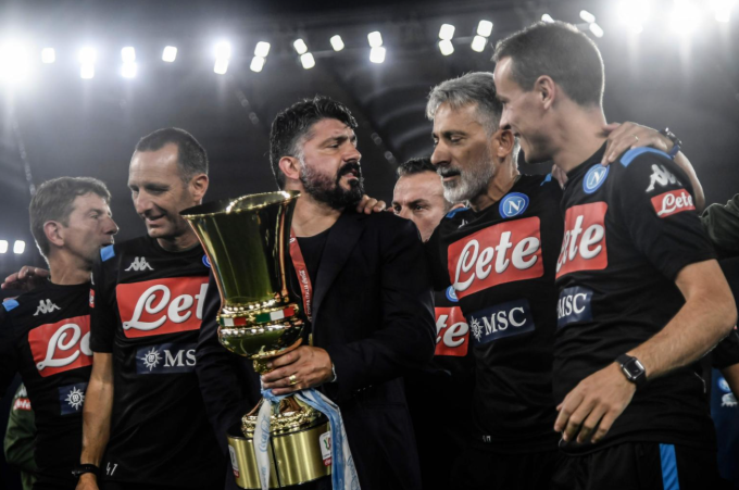 HLV Gennaro Gattuso cùng ban huấn luyện Napoli mừng danh hiệu Cup Italy tại sân vận động Olympic ở Rome ngày 17/6/2020. Ảnh: AFP
