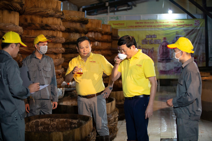 Ông Phí Ngọc Chung tới kiểm tra xưởng sản xuất nước mắm của thương hiệu.  Ảnh: Trung Thành Foods