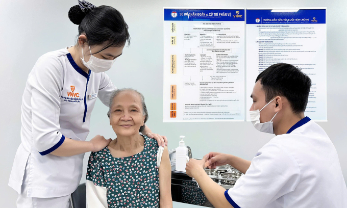 Người cao tuổi tiêm vaccine cúm và sởi tại Trung tâm tiêm chủng VNVC để bảo vệ sức khỏe. Ảnh: Diệu Thuần