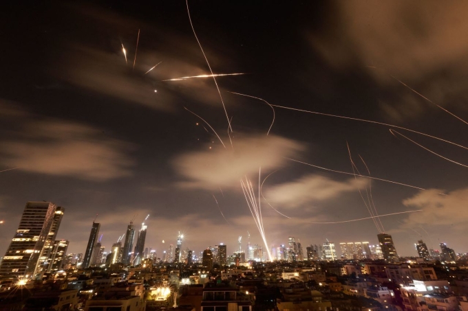 Hệ thống phòng không Israel đánh chặn tên lửa Iran trên bầu trời Tel Aviv ngày 18/6. Ảnh: AFP
