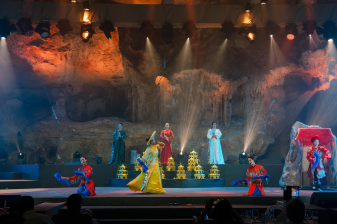 Show diễn đưa khán giả đến với trải nghiệm đa giác quan với sự góp mặt của nhiều nghệ sĩ nổi tiếng. Ảnh: APC Corporation