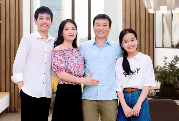 Bảo Trang chụp ảnh kỷ niệm cùng các thành viên trong gia đình. Ảnh: Hoài Thương
