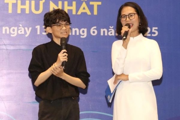 Gen Z Author Wins Kim Dong Literature Award