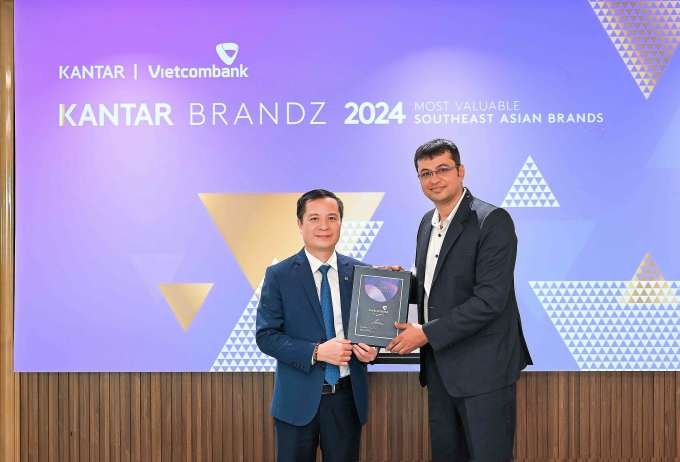 Đại diện Vietcombank, ông Lê Hoàng Tùng, Phó Tổng Giám đốc (bên trái) nhận chứng nhận Top 30 thương hiệu giá trị nhất Đông Nam Á từ đại diện Kantar, ông Sumit Kamra - Giám đốc Phát triển Chiến lược Kantar Insights. Ảnh: Vietcombank