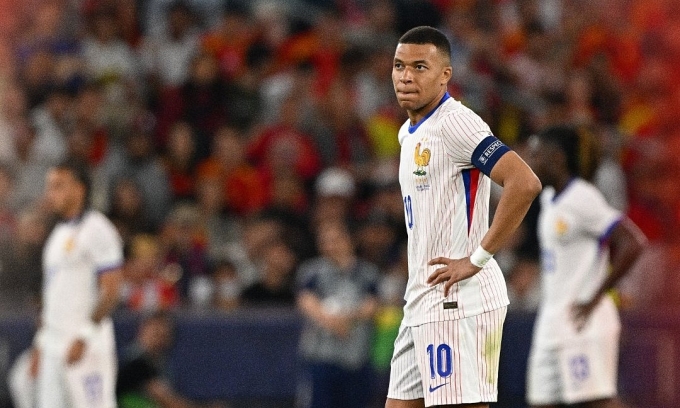 Mbappe thất vọng sau khi cùng Pháp thua Tây Ban Nha 4-5 ở bán kết Nations League ngày 5/6. Ảnh: FFF