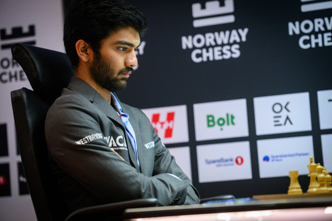 Gukesh Dommaraju trong ván thắng Erigaisi Arjun ở cờ tiêu chuẩn vòng 7 siêu giải Na Uy tại tòa nhà Finansparken, thành phố Stavanger, Na Uy, ngày 2/6/2025. Ảnh: Norway Chess