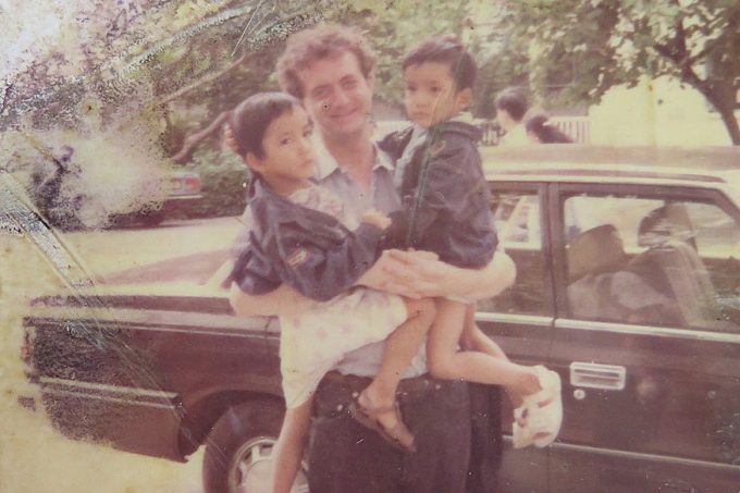 Tỷ phú Xavier Checa chụp với hai bé Song - Pha ở làng Hoà Bình trước khi ra phi trường sang Pháp. Ảnh: Tư liệu
