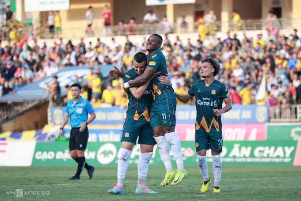 SLNA ngược dòng thắng HAGL: Trụ hạng V-League nghẹt thở!
