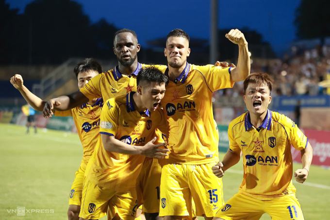 Hậu vệ SLNA Zaracho (số 15) ăn mừng khi ghi bàn ở phút 85 giúp đội ngược dòng thắng HAGL 3-2 ở vòng 25 V-League 2024-2025, trên sân Vinh, Nghệ An, ngày 15/6/2025. Ảnh: Phi Hùng