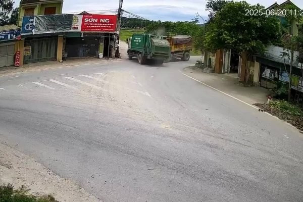 Xe ben đâm xe chở rác: Tai nạn kinh hoàng!