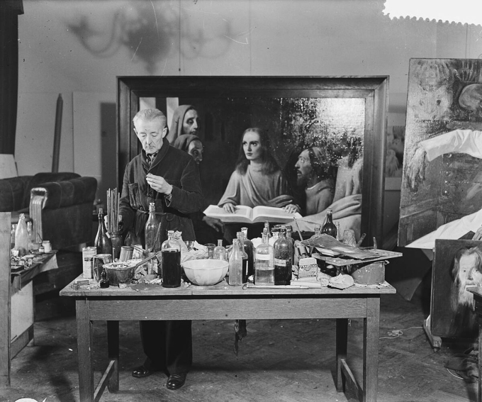 Han van Meegeren trong xưởng vẽ năm 1945. Ảnh: National Archives