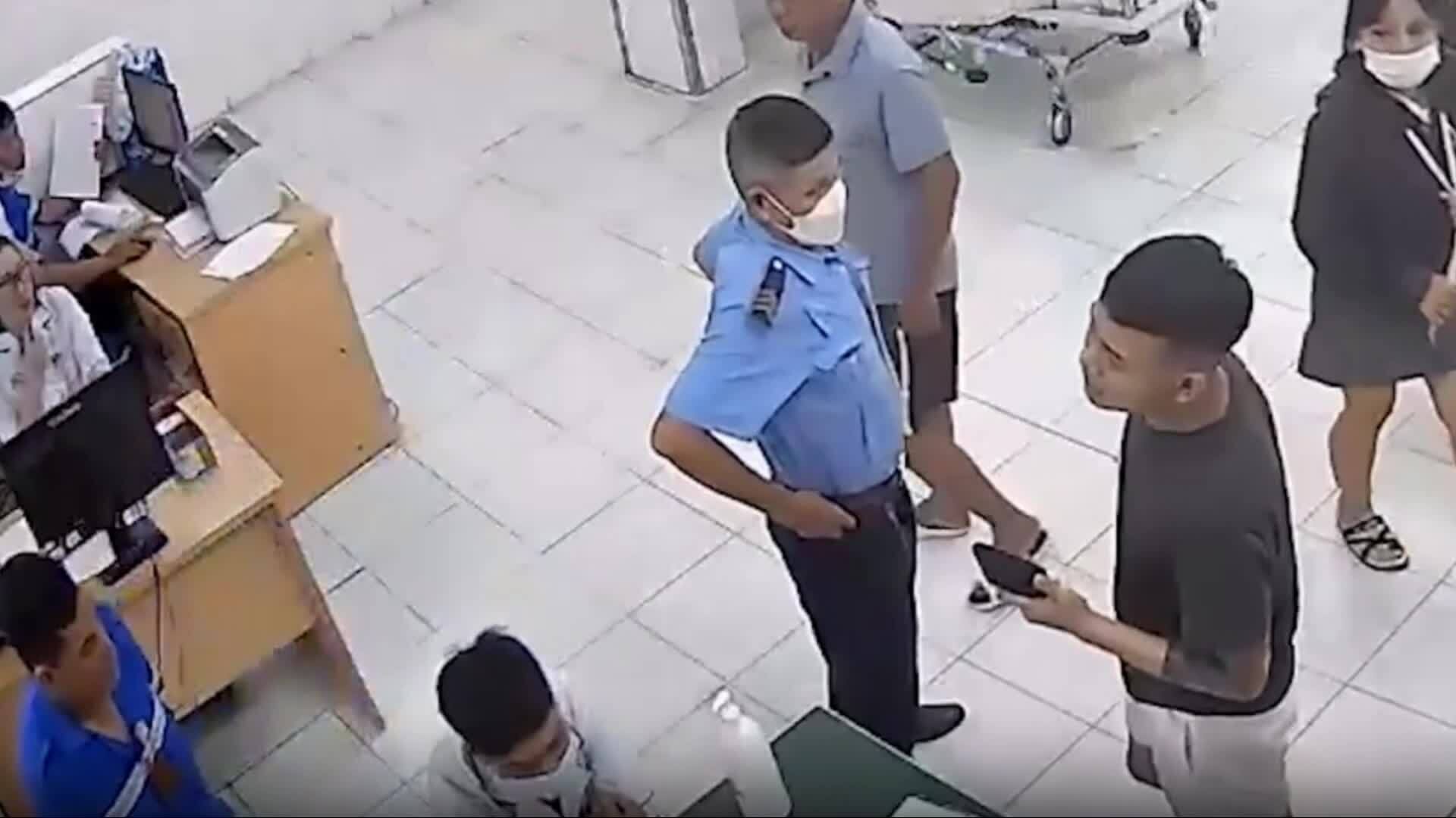 Hành hung điều dưỡng vì mâu thuẫn trong việc chuyển viện