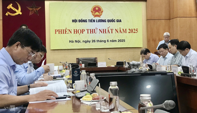 Phiên họp thứ nhất của Hội đồng bàn về điều chỉnh lương tối thiểu năm 2026. Ảnh: Hồng Chiêu