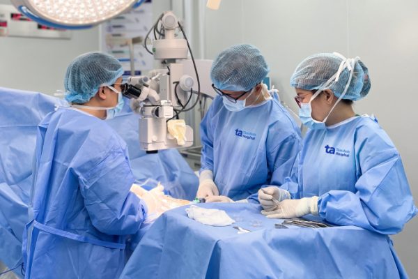 Phẫu thuật Micro-TESE tìm tinh trùng cho thanh niên rối loạn nhiễm sắc thể