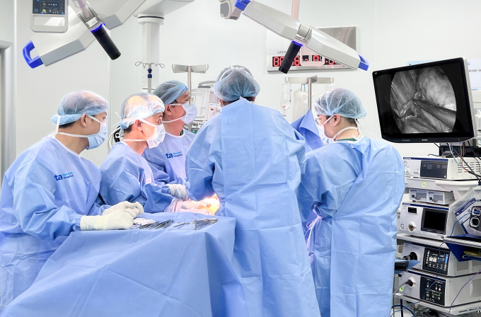 Bác sĩ Bệnh viện Đa khoa Tâm Anh phẫu thuật nội soi cắt u phổi ác tính cho bệnh nhân. Ảnh: Thanh Luận