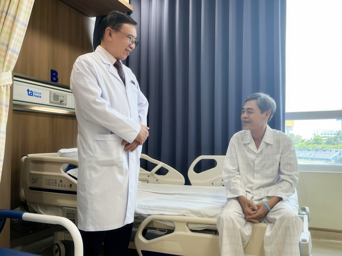 Giáo sư Võ Thành Nhân căn dặn ông Cảnh chế độ ăn uống, sinh hoạt sau điều trị để ngăn tái phát. Ảnh: Hạ Vũ