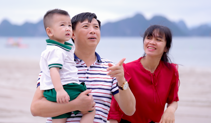 Anh Lĩnh - chị Trang và con trai. Ảnh: Thanh Ba