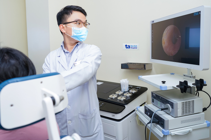 Bác sĩ Nguyên nội soi tai kiểm tra sau khi vệ sinh tai sạch sẽ cho chị Liên. Ảnh: Bệnh viện Đa khoa Tâm Anh