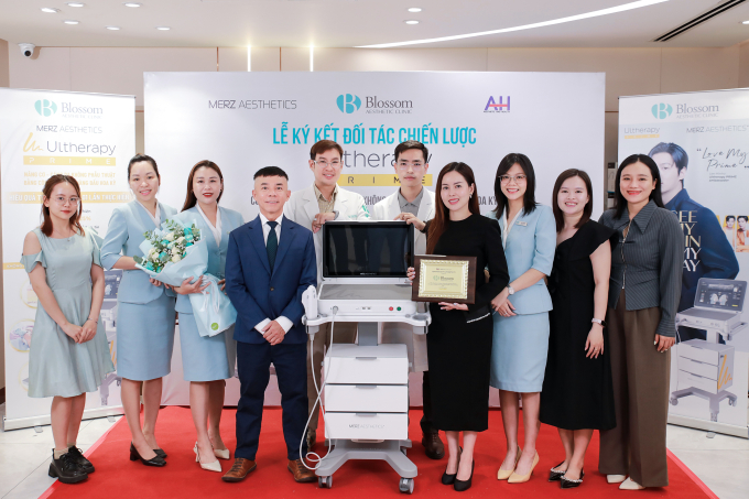 Đội ngũ Blossom Aesthetic Clinic tại lễ ký kết đối tác chiến lược. Ảnh: Merz Aesthetic