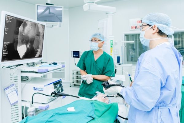 Ung thư thực quản: Khối u hình móng ngựa xâm lấn