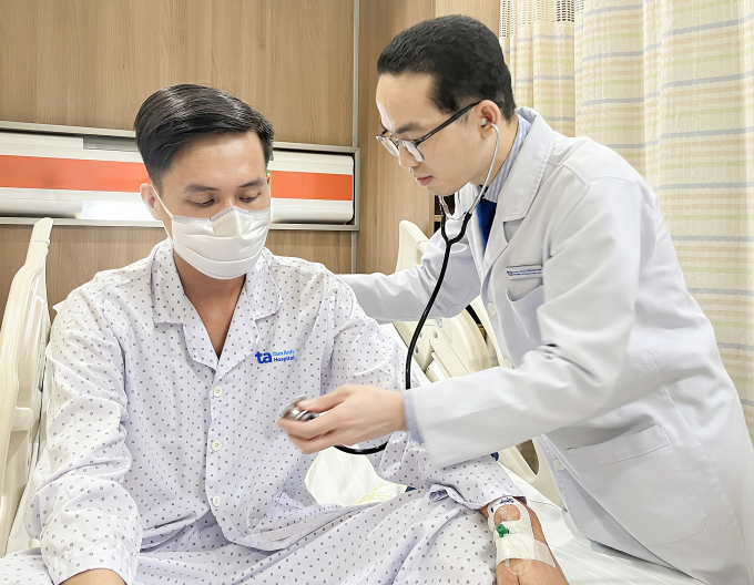 Bác sĩ Hoài kiểm tra sức khỏe bệnh nhân sau ca mổ nâng ngực. Ảnh: Hạ Vũ