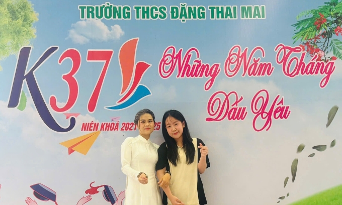 Cô Nhàn và Nhi trong lễ tốt nghiệp ở trường THCS Đặng Thai Mai. Ảnh: Nhân vật cung cấp