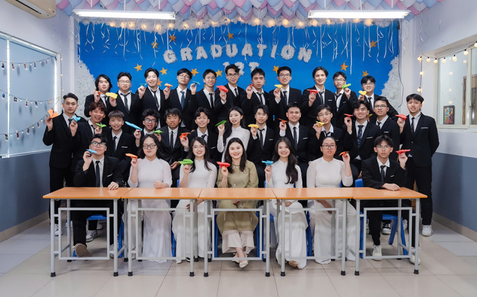 Cô Linh (thứ 4 hàng đầu từ phải sang) cùng các học sinh khối 12 của trường. Ảnh: Nhân vật cung cấp