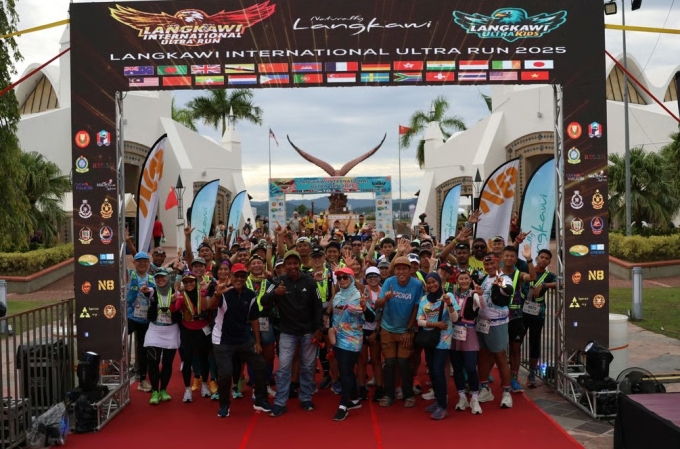 Các VĐV tại vạch xuất phát trước khi Langkawi International Ultra Run khởi tranh. Ảnh: Handout